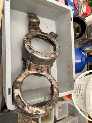 IMG_4754.jpg (64.48 KiB) 44607 mal betrachtet Scheinwerferhalter entlackt, vor dem Entrosten