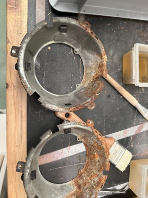 IMG_4755.jpg (70 KiB) 44607 mal betrachtet Haltetöpfe für Scheinwerfereinsatz, rostig