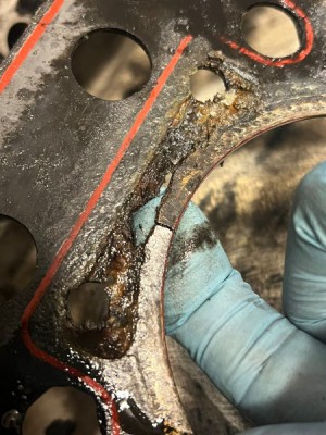 04D93401-631B-4672-8E6F-0F077410635B.jpg (81.18 KiB) 1254 mal betrachtet Riss in der Kopfdichtung