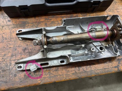 Lenksäule mit markierten Kabelhaltern