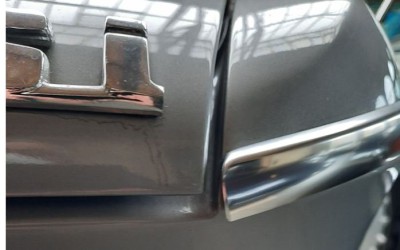 E9 Berlin Zierleiste hinten.JPG (45 KiB) 260468 mal betrachtet Quelle: TomHom