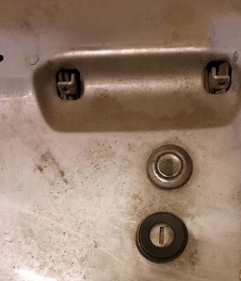 Türschloss Schalter.JPG (28.44 KiB) 1176 mal betrachtet Frevel oder cooler Diebstahlschutz?