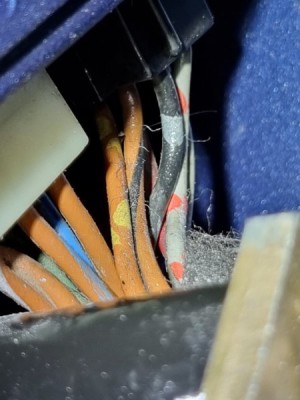 Bild 1.jpg (48.17 KiB) 4188 mal betrachtet 1 Steckverbindung zur Instrumentenkombination 6 Polig unten