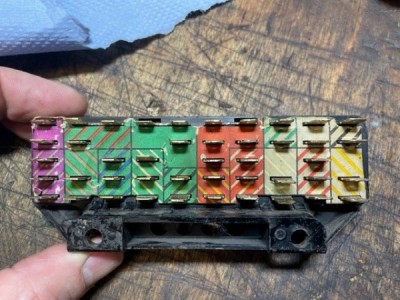 ausgebauter Sicherungskasten.jpg (81.57 KiB) 6797 mal betrachtet ausgebauter Sicherungskasten.jpg